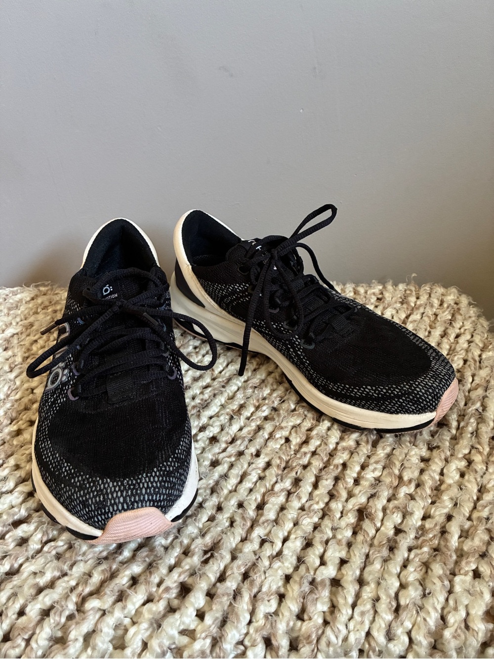 Runs Black Running Sneakers, Women’s 7.5M